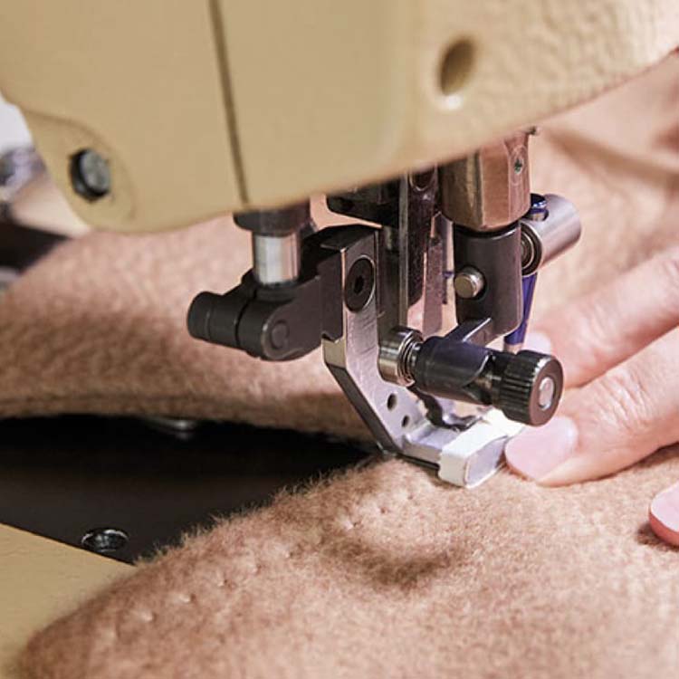 Detail shot of the tailoring executed on the Max Mara Manuela icon coat, machine-sewed on the fabric.