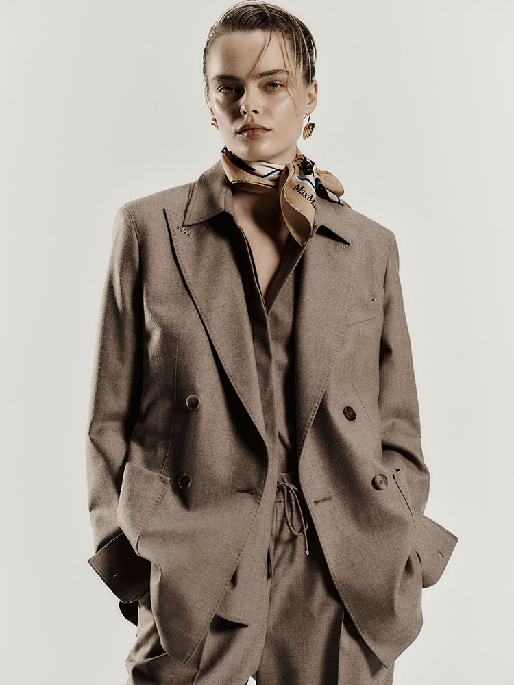 Model wears Max Mara Sartoriale blazer in dove grey cashmere foulé with matching look.